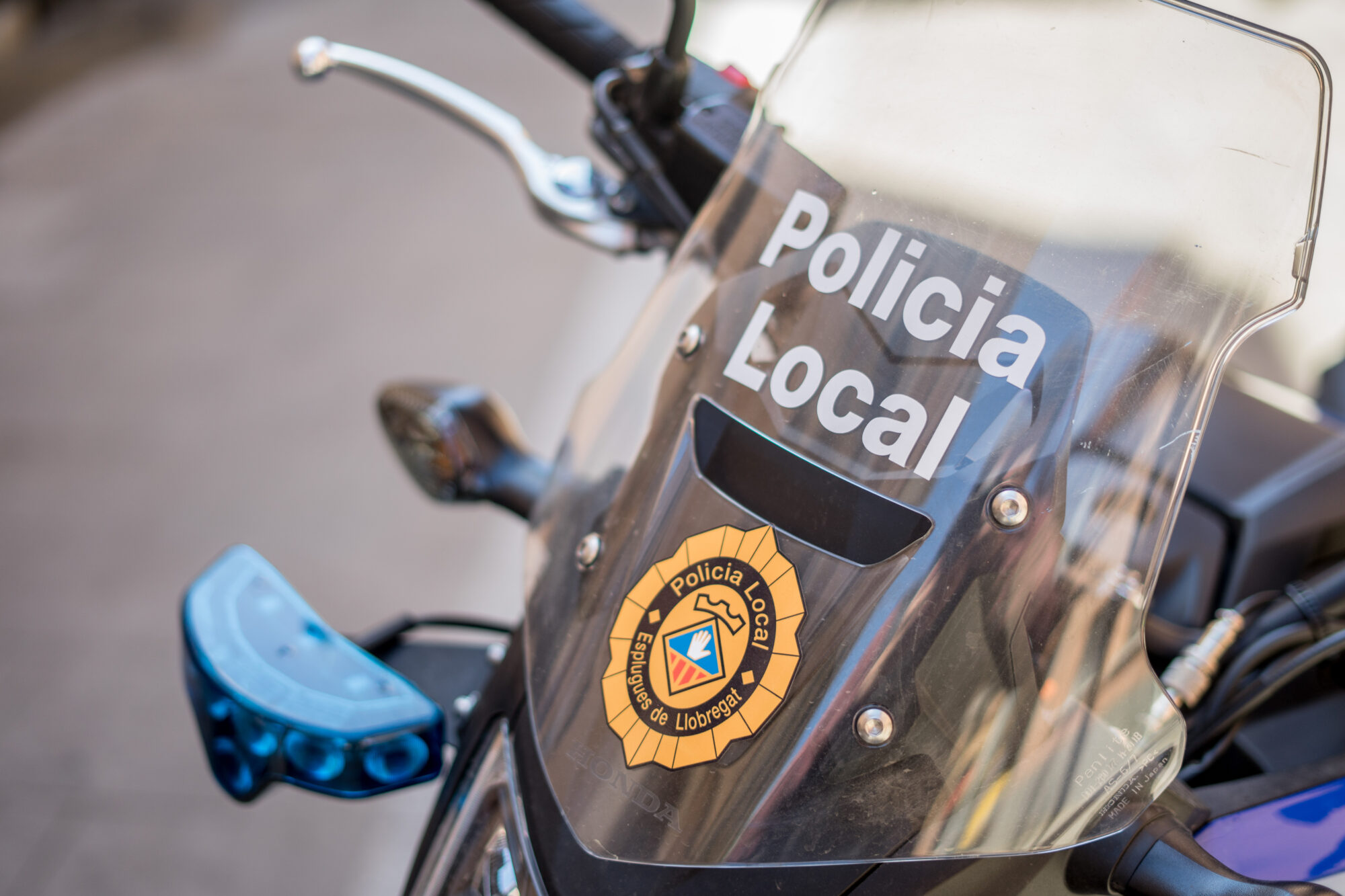 Part davantera d'una moto de la Policia Local