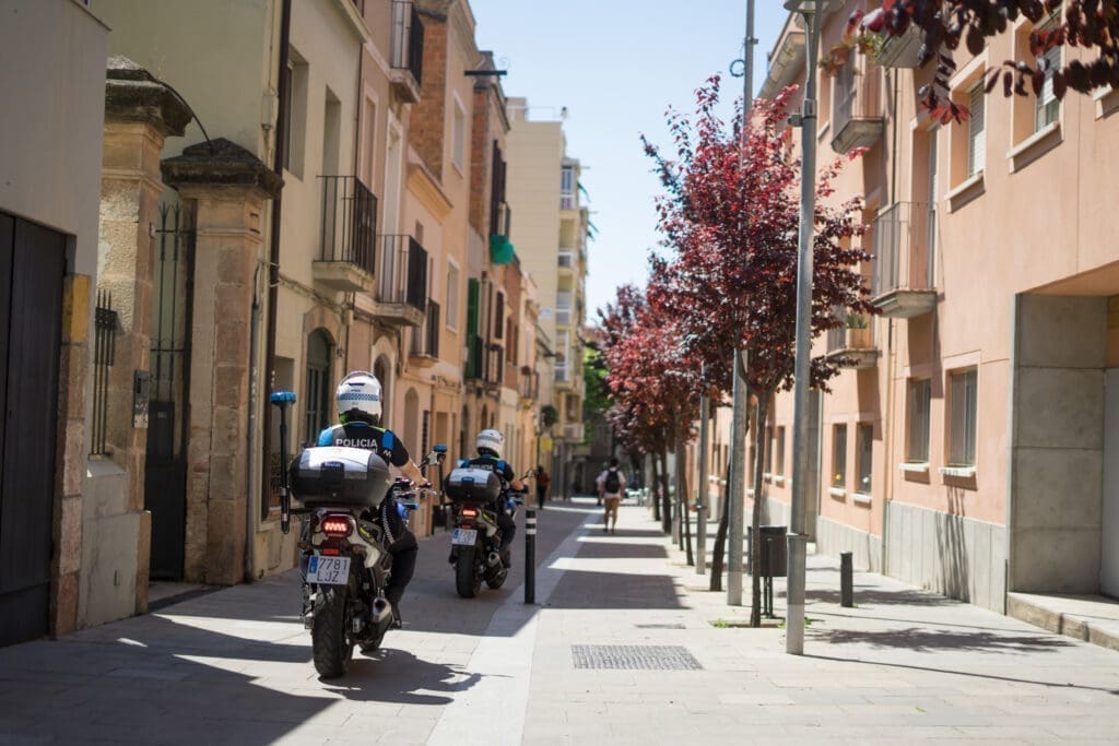 Dues motos de la Policia Local baixen pel carrer de l'Església