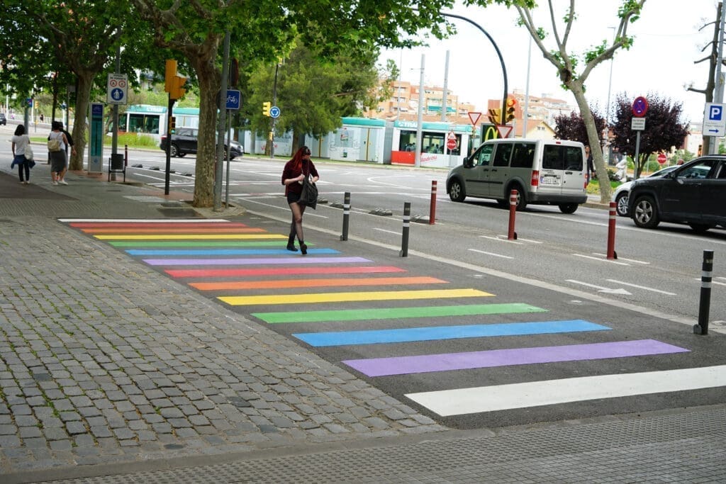 Paso de cebra con los colores LGTBIQ+