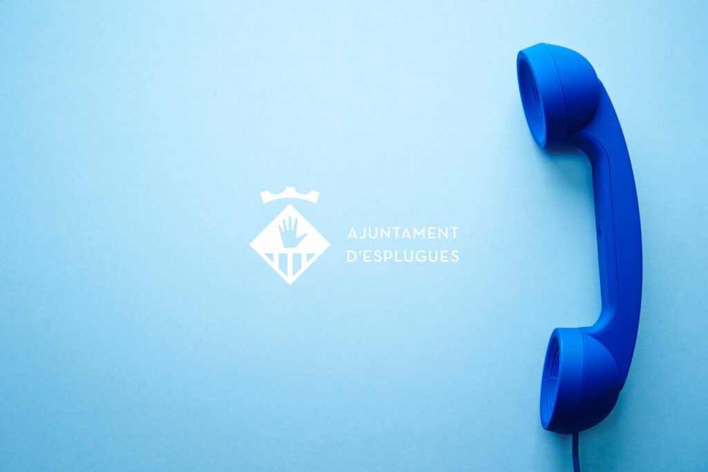 Telèfon blau sobre un fons blau cel i el logo de l'Ajuntament d'Esplugues