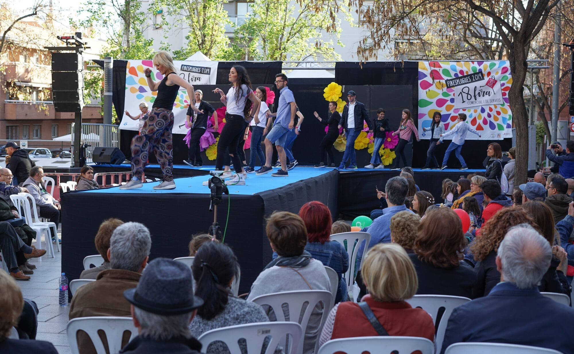 Foto de l'escenari de la darrera edició de Firesplugues amb unes noies ballant blollywood.