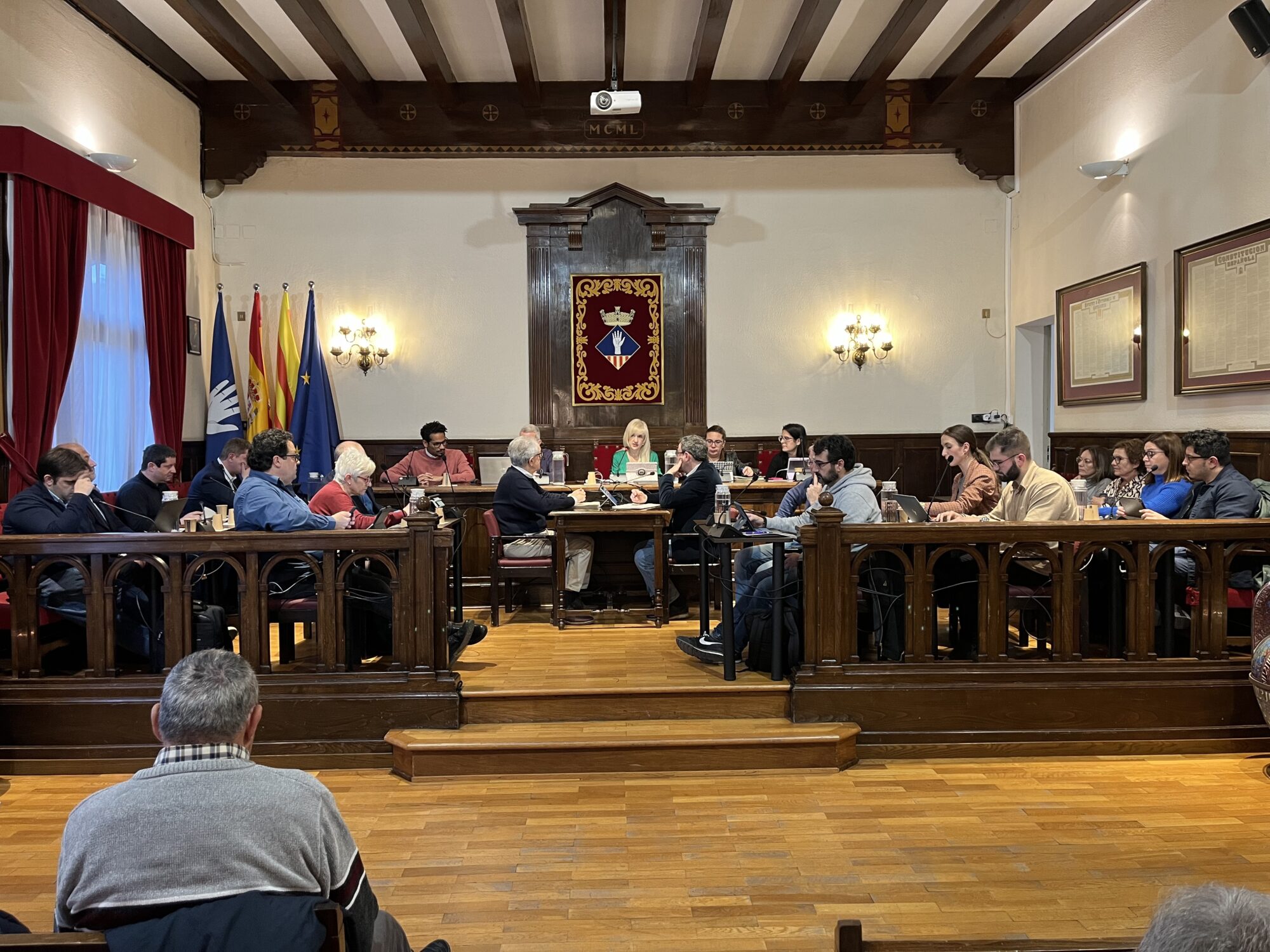 Plan general de todas las concejalas y concejales en el Salón de Plenos del Ayuntamiento de Esplugues