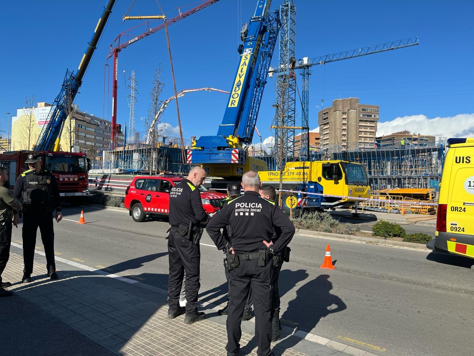 Agents de la Policia Local actuen a l'accident del autobús L10 a les obres d l'avinguda Sant Ildefons, al barri de Montesa