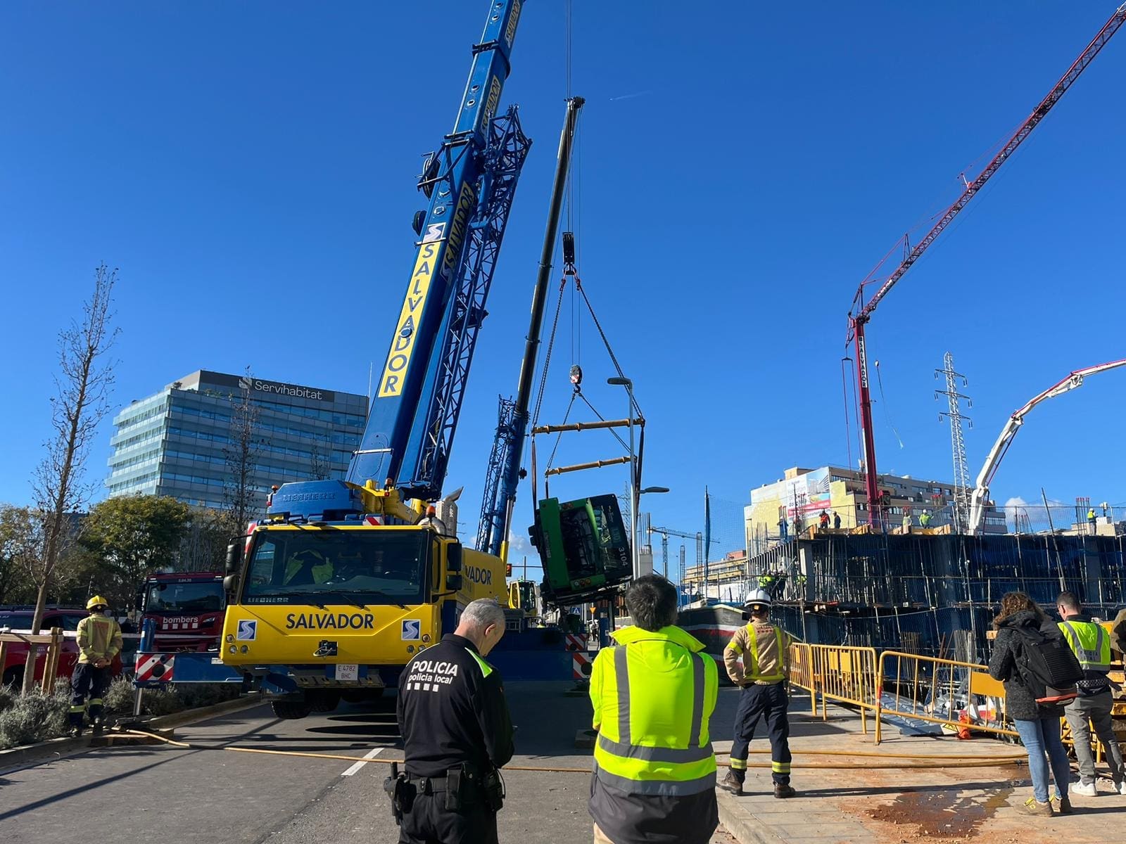 Grua-aixeca-bus-L10-accidentat-a-les-obres-barri-Montesa