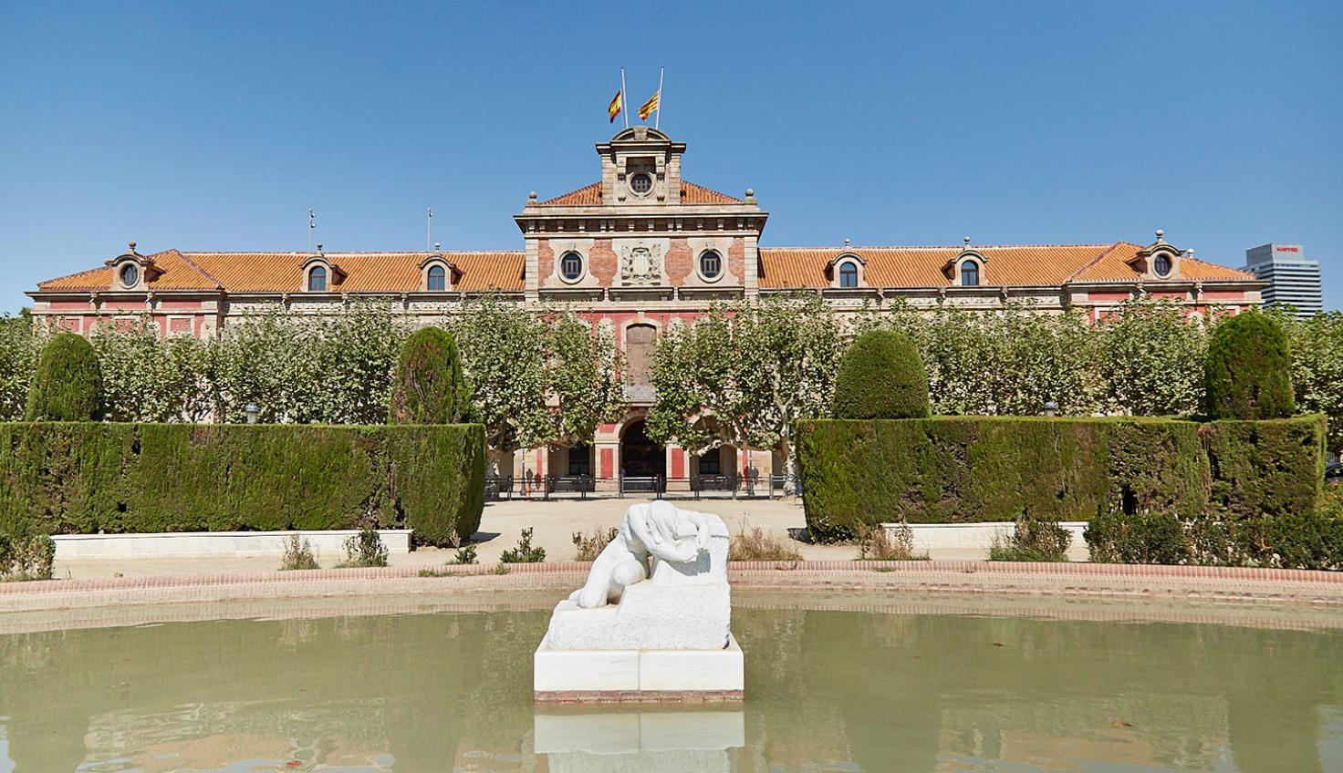 Fachada con vista general del Parlamento de Cataluña y la escultura Desconsuelo de Josep Llimona