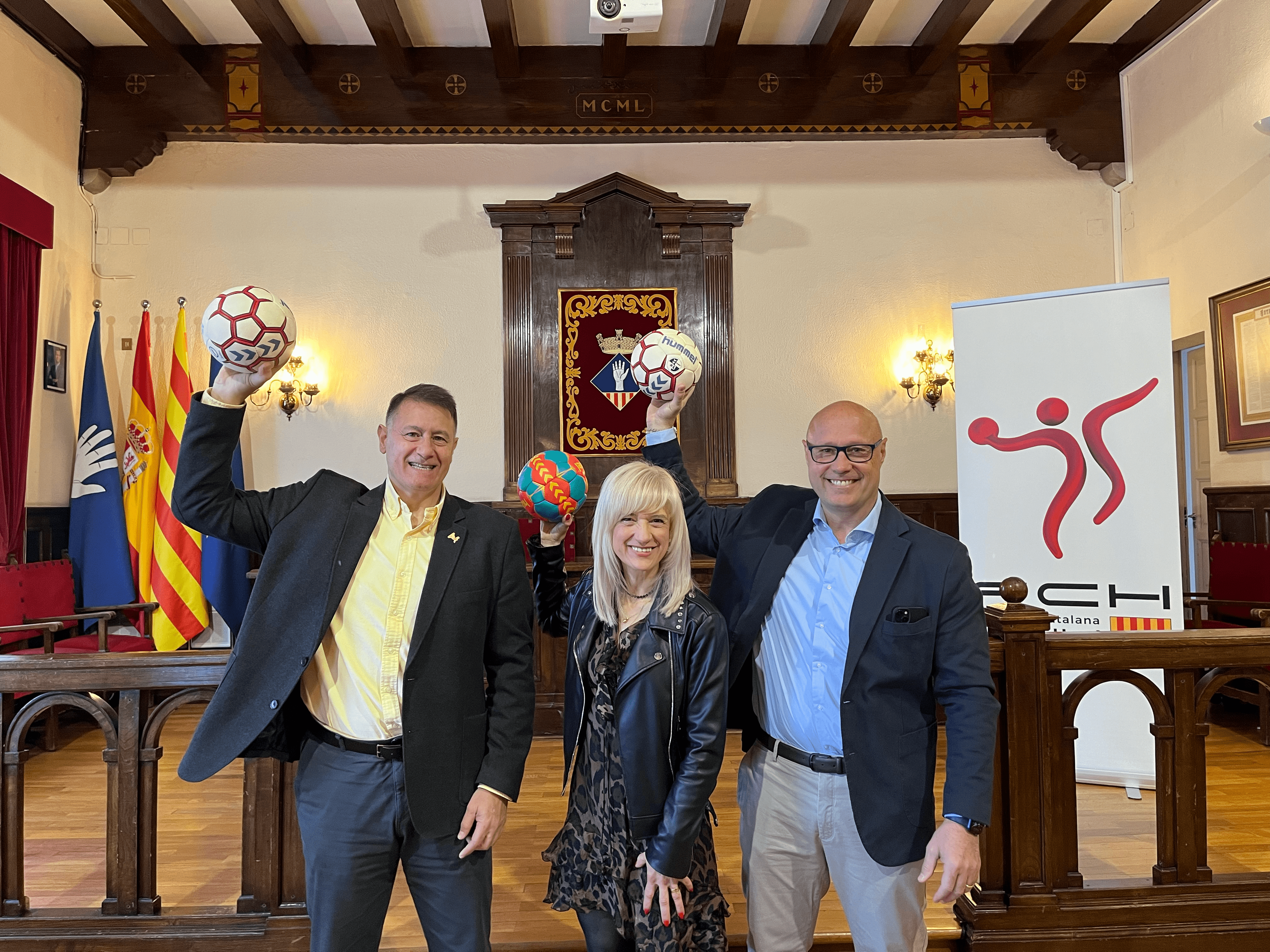 L'alcaldessa, el president de la FC Hanbol i el president del Club Handbol Esplugues fent un tir d'handbol amb la pilota