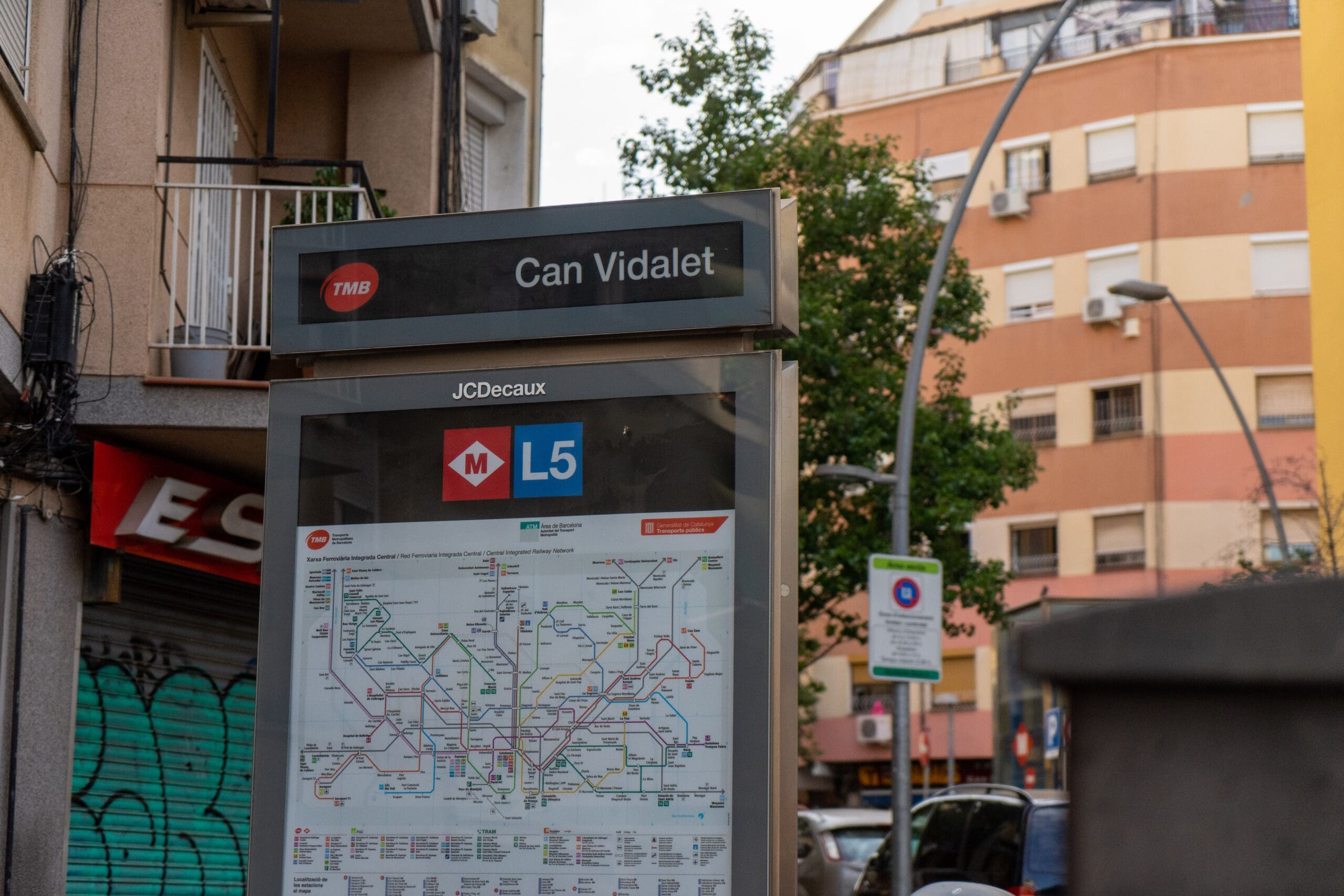 Entrada a metro Can Vidalet
