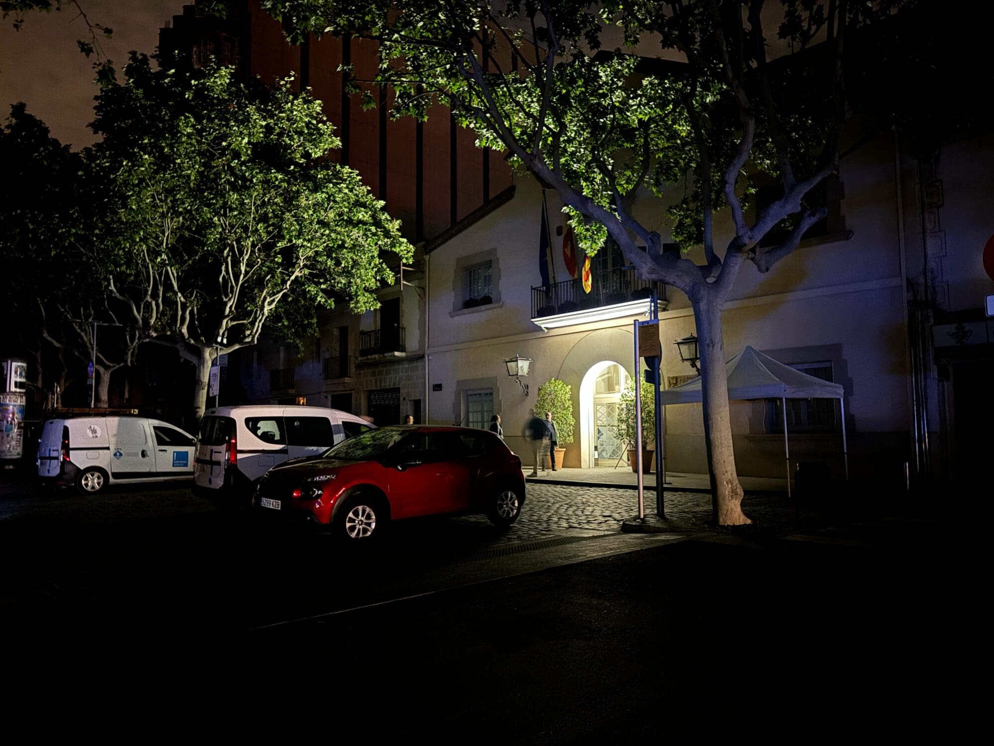 Crònica d’una apagada històrica a Esplugues. La Casa de la Vila a les fosques durant l'apagada del 28 d'abril