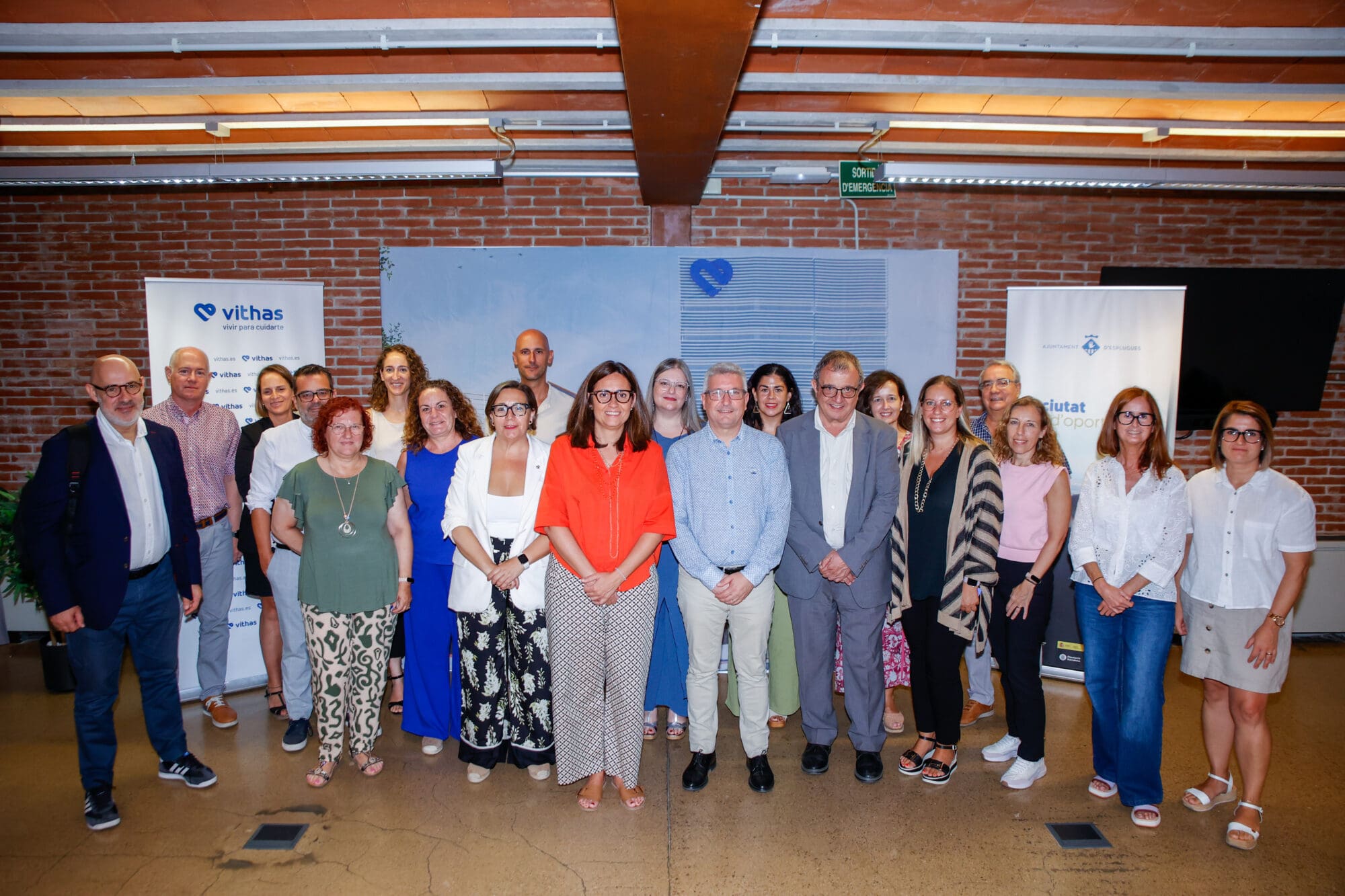Persones dempeus que han participat en l'acord per impulsar l'ocupació