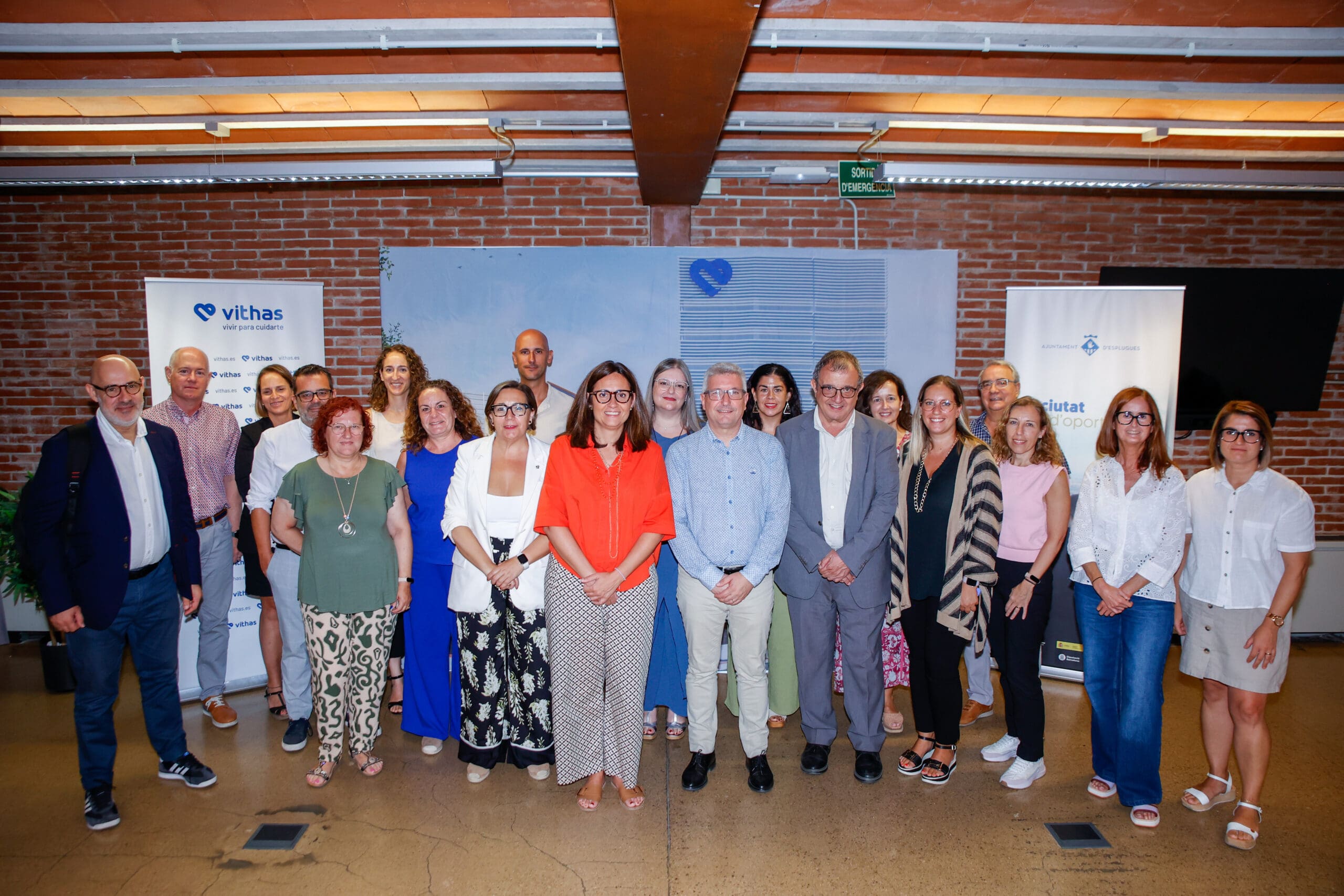 Persones dempeus que han participat en l'acord per impulsar l'ocupació local per al futur Hospital Vithas a Esplugues