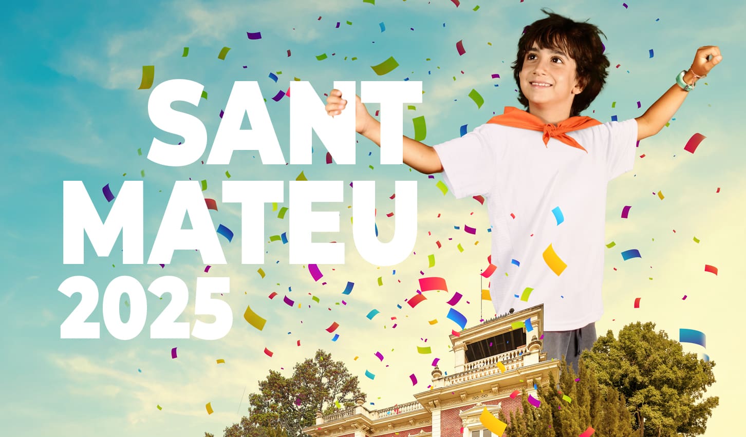 Un infant amb el mocador de Festa Major taronja agafa les lletres de Sant Mateu 2025